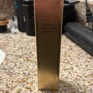 Stila Hide & Chic Fluid Foundation - Gold